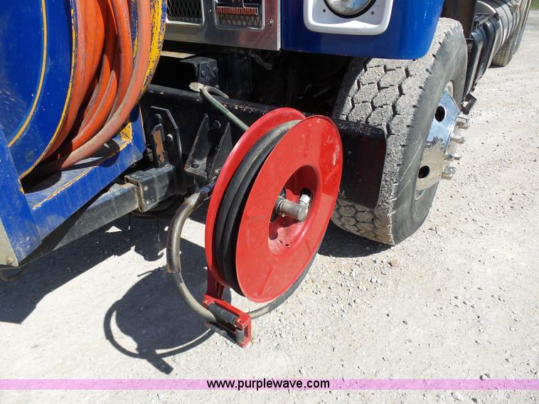 image for item K1362 2001 International F2554 vacuum truck