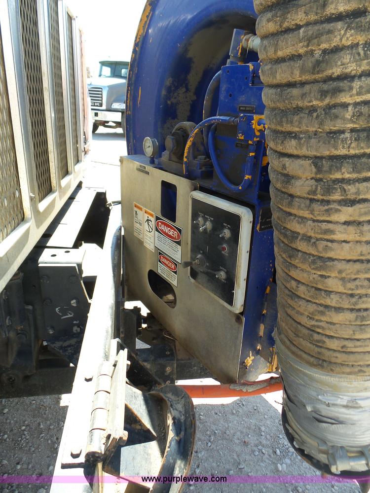 image for item K1362 2001 International F2554 vacuum truck