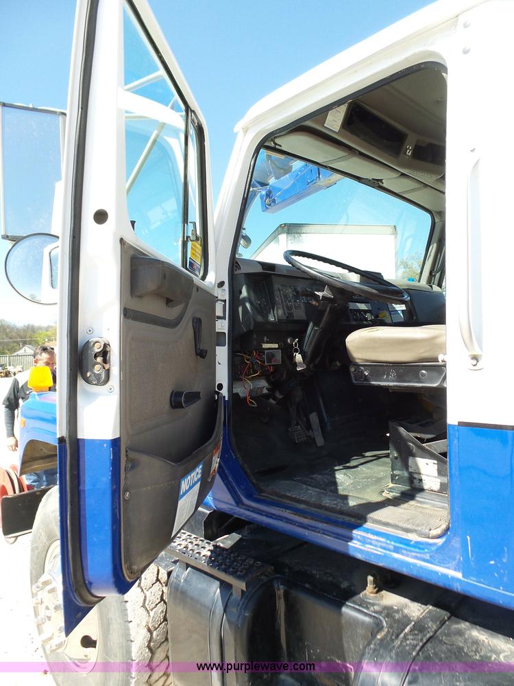 image for item K1362 2001 International F2554 vacuum truck