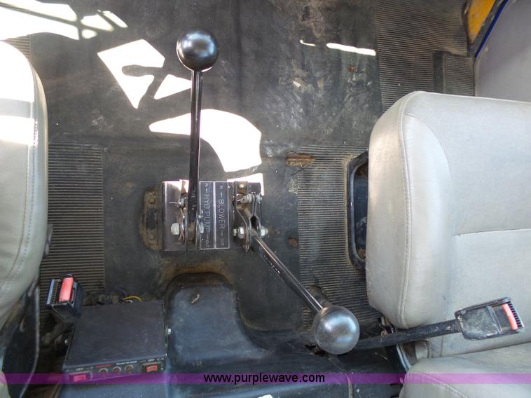 image for item K1362 2001 International F2554 vacuum truck