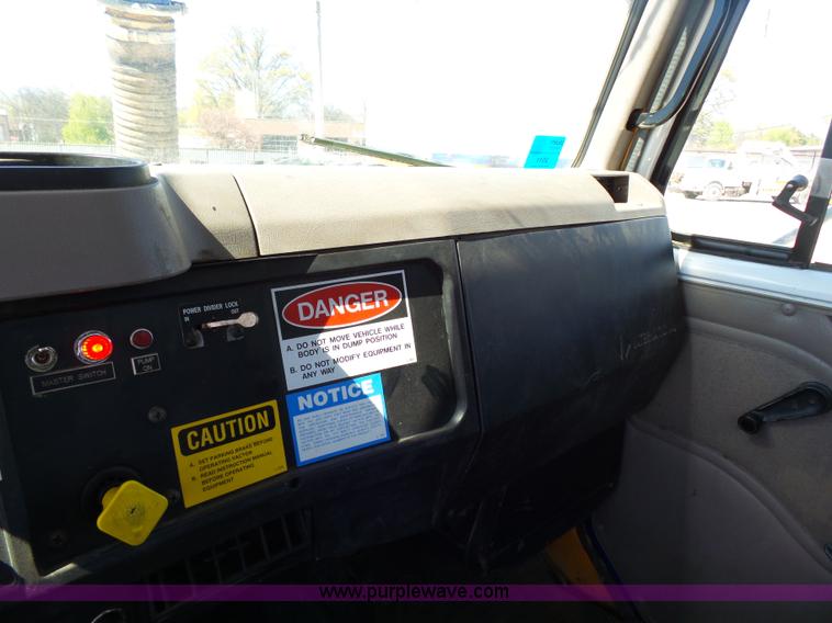 image for item K1362 2001 International F2554 vacuum truck