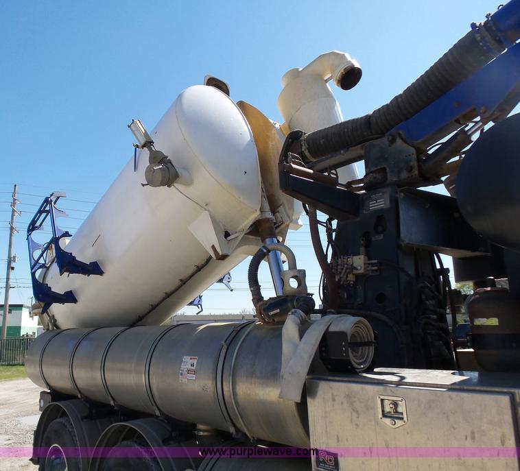 image for item K1362 2001 International F2554 vacuum truck