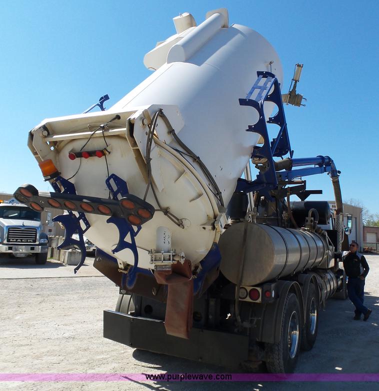 image for item K1362 2001 International F2554 vacuum truck