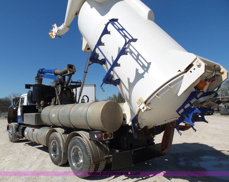 image for item K1362 2001 International F2554 vacuum truck