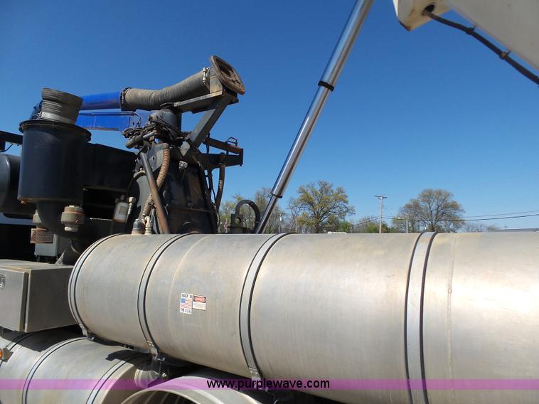 image for item K1362 2001 International F2554 vacuum truck