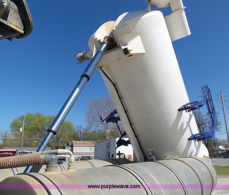 image for item K1362 2001 International F2554 vacuum truck