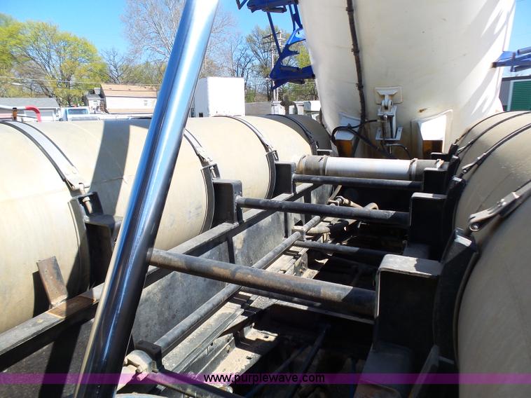 image for item K1362 2001 International F2554 vacuum truck