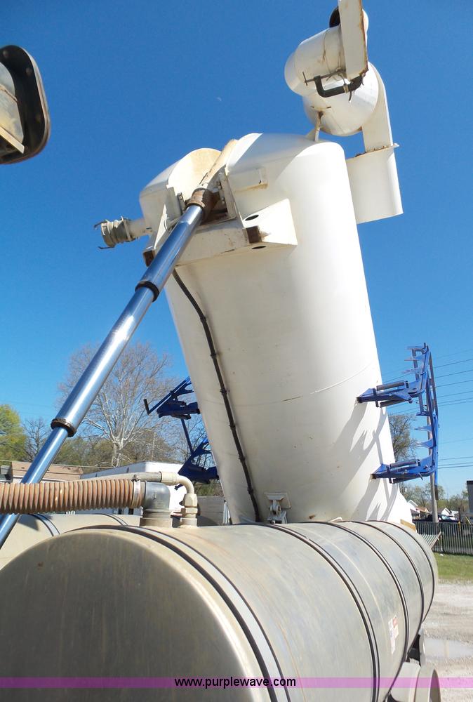 image for item K1362 2001 International F2554 vacuum truck