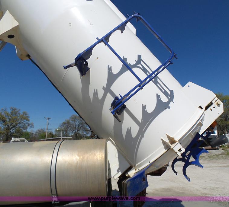 image for item K1362 2001 International F2554 vacuum truck