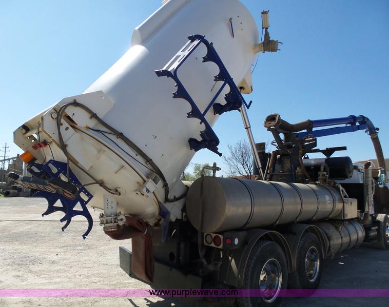 image for item K1362 2001 International F2554 vacuum truck