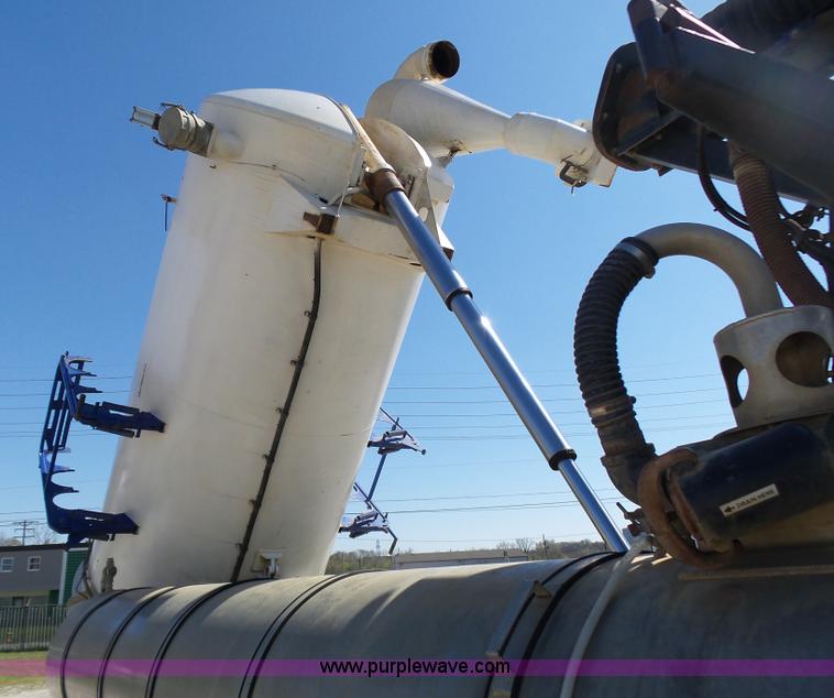 image for item K1362 2001 International F2554 vacuum truck