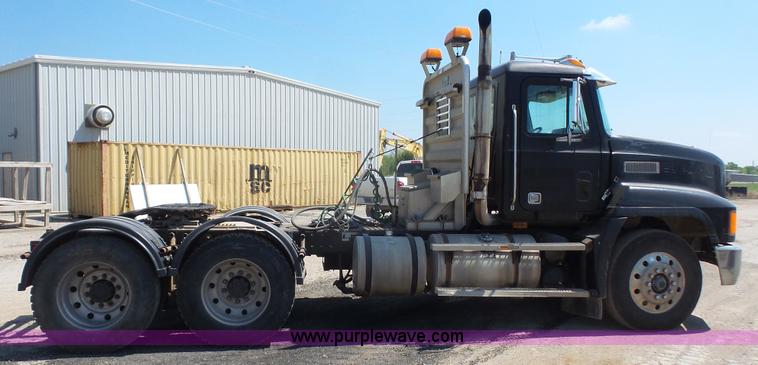 image for item K4507 1993 Mack CH613 semi truck
