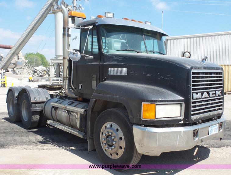 image for item K4507 1993 Mack CH613 semi truck