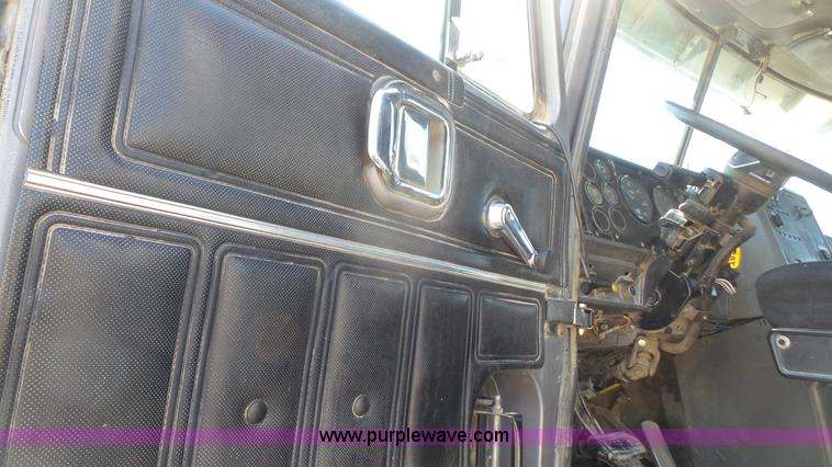 image for item K4507 1993 Mack CH613 semi truck