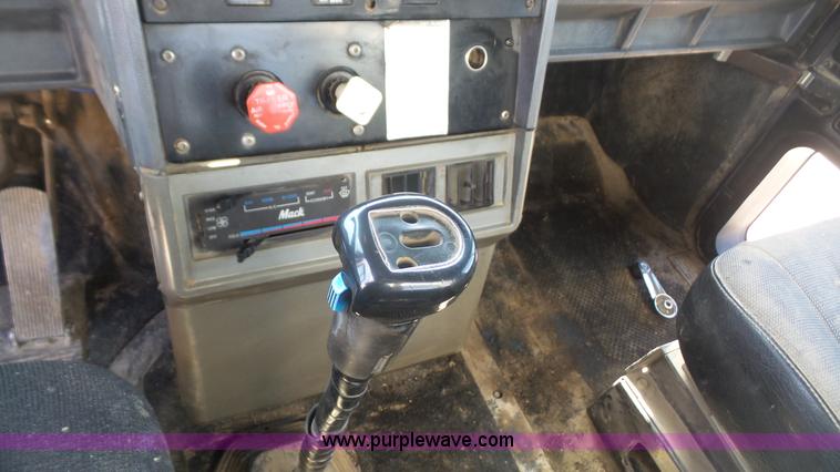 image for item K4507 1993 Mack CH613 semi truck
