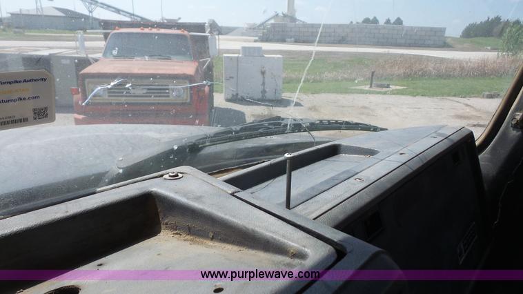 image for item K4507 1993 Mack CH613 semi truck