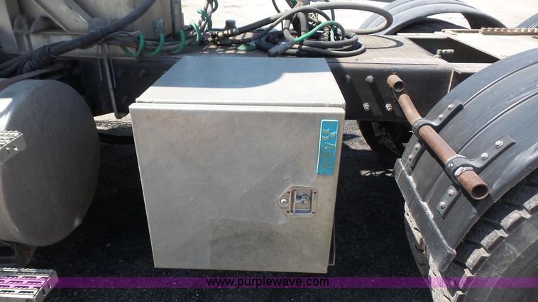 image for item K4507 1993 Mack CH613 semi truck