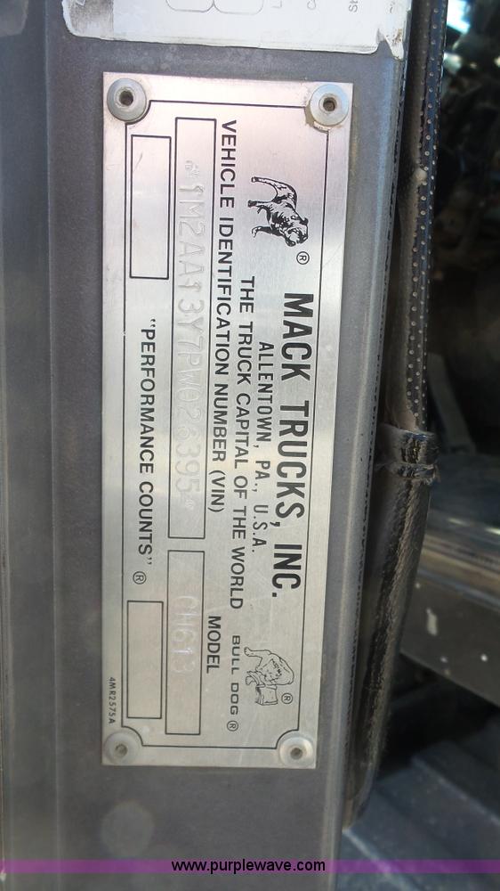 image for item K4507 1993 Mack CH613 semi truck