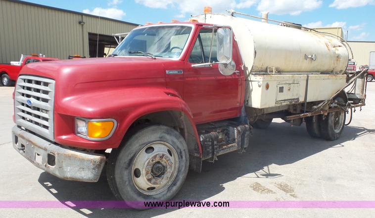 image for item K4522 1995 Ford F800 tank truck
