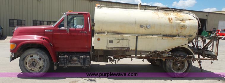 image for item K4522 1995 Ford F800 tank truck