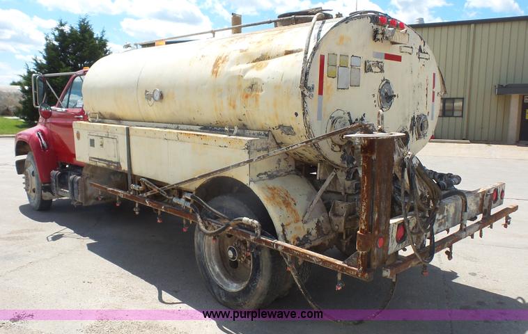 image for item K4522 1995 Ford F800 tank truck