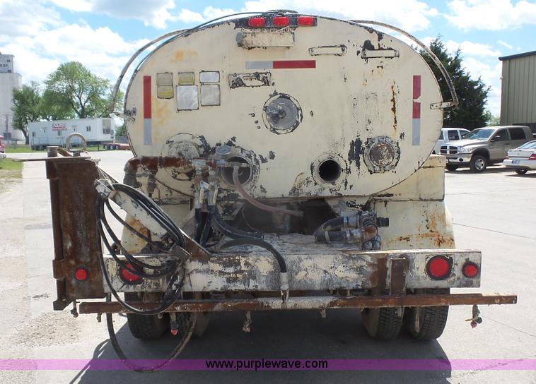 image for item K4522 1995 Ford F800 tank truck