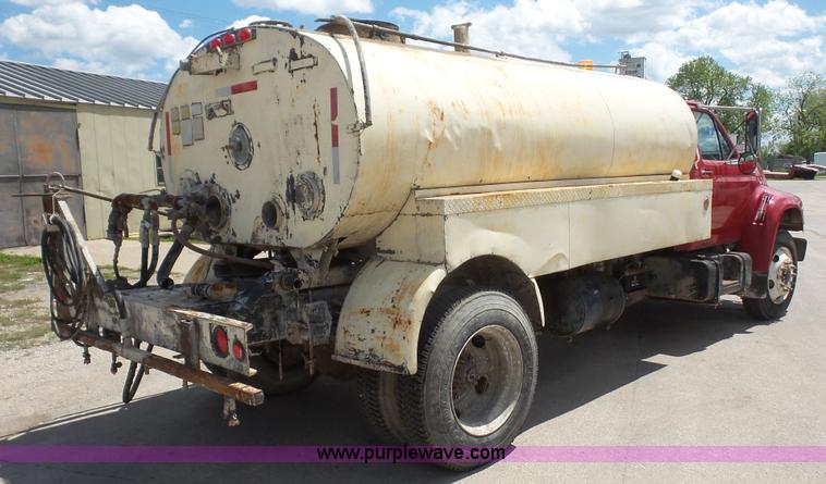 image for item K4522 1995 Ford F800 tank truck