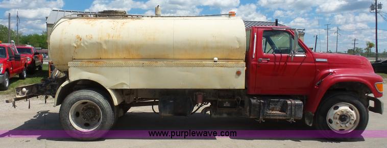image for item K4522 1995 Ford F800 tank truck