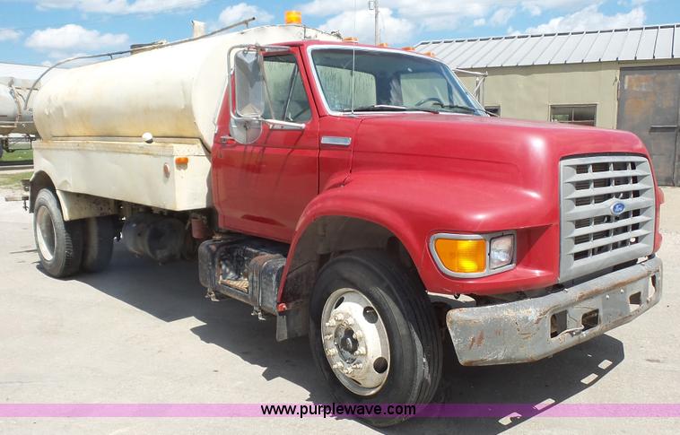 image for item K4522 1995 Ford F800 tank truck