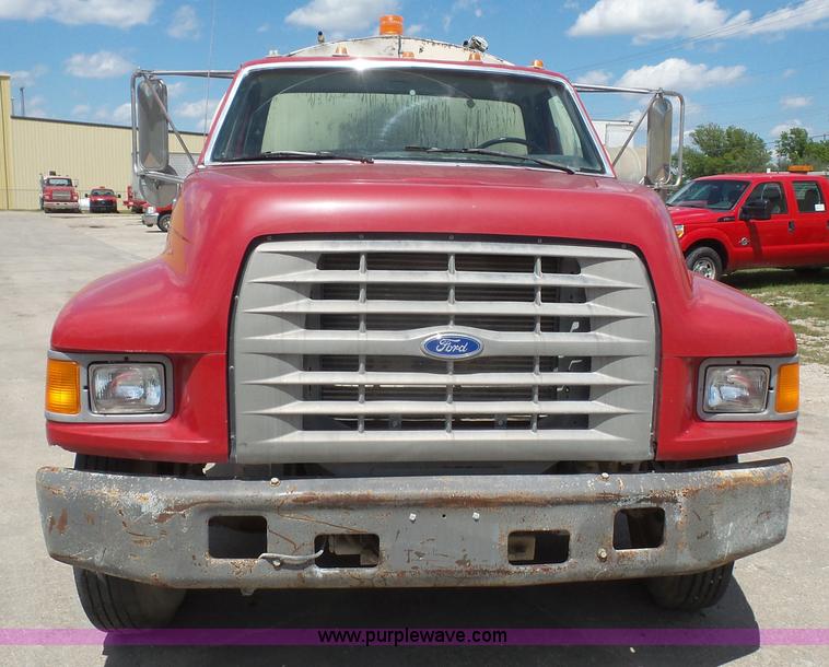 image for item K4522 1995 Ford F800 tank truck