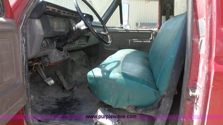 image for item K4522 1995 Ford F800 tank truck