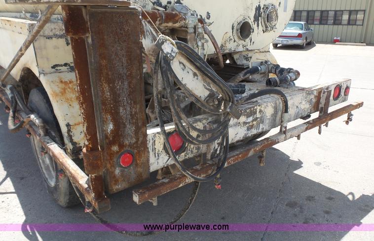 image for item K4522 1995 Ford F800 tank truck