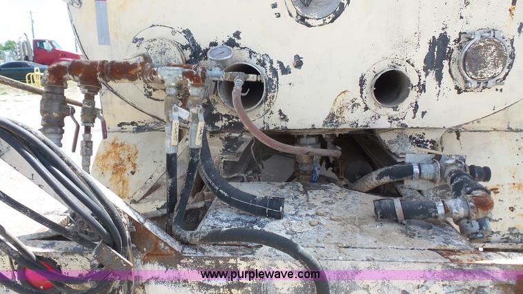 image for item K4522 1995 Ford F800 tank truck