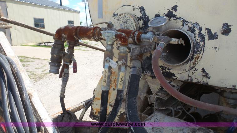 image for item K4522 1995 Ford F800 tank truck