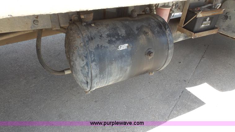 image for item K4522 1995 Ford F800 tank truck