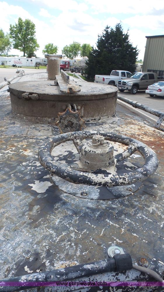 image for item K4522 1995 Ford F800 tank truck