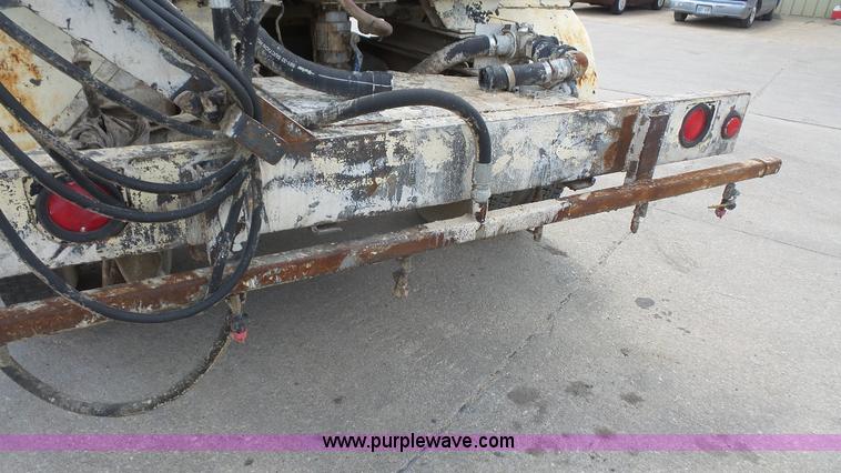 image for item K4522 1995 Ford F800 tank truck