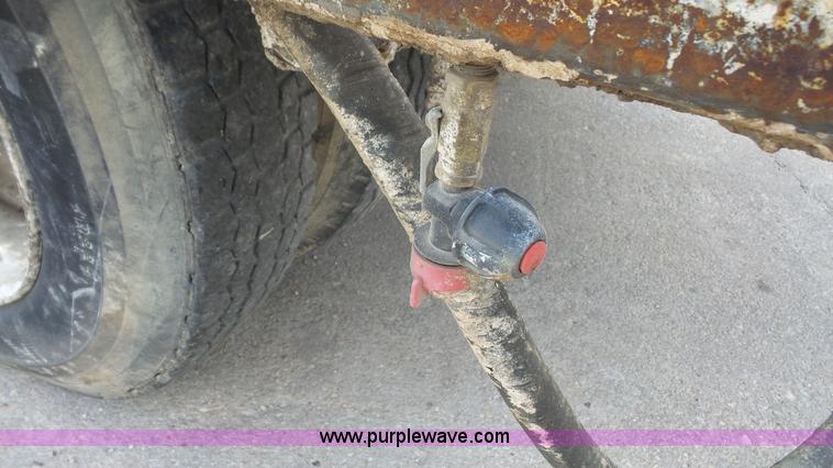 image for item K4522 1995 Ford F800 tank truck