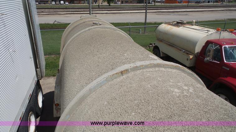image for item K4523 1981 Fruehauf TE0-F2-R tank trailer