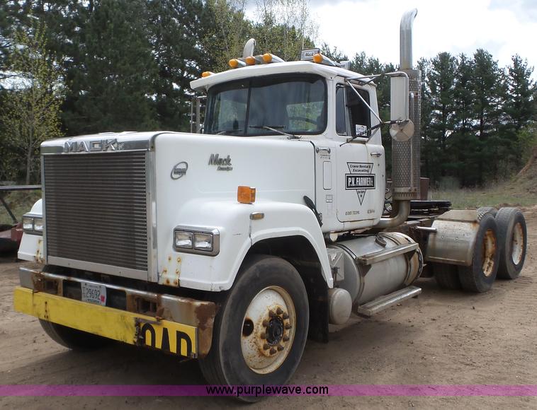 image for item K4681 1988 Mack RW613 semi truck