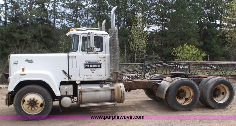 image for item K4681 1988 Mack RW613 semi truck