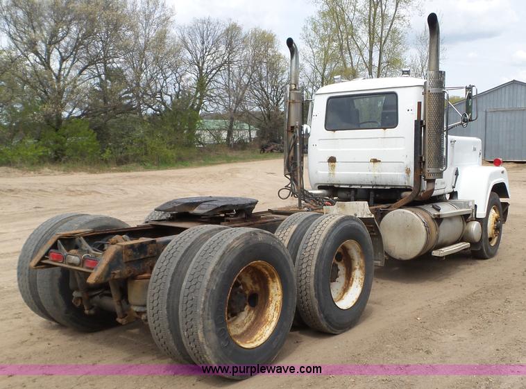 image for item K4681 1988 Mack RW613 semi truck