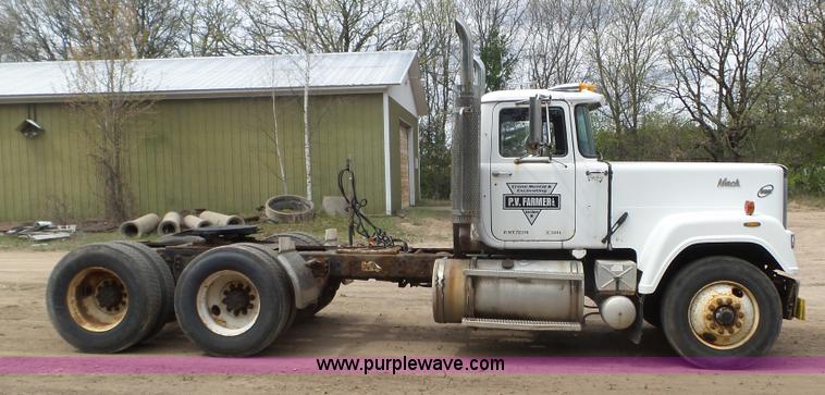 image for item K4681 1988 Mack RW613 semi truck