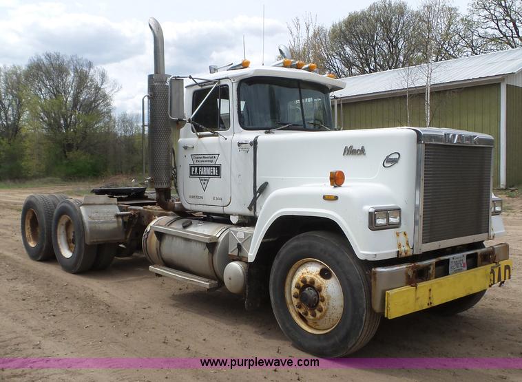 image for item K4681 1988 Mack RW613 semi truck