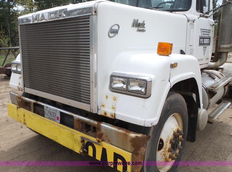 image for item K4681 1988 Mack RW613 semi truck