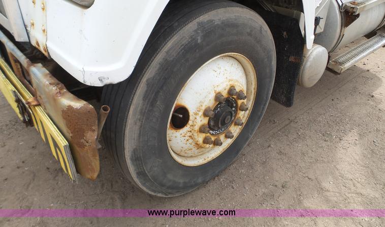 image for item K4681 1988 Mack RW613 semi truck