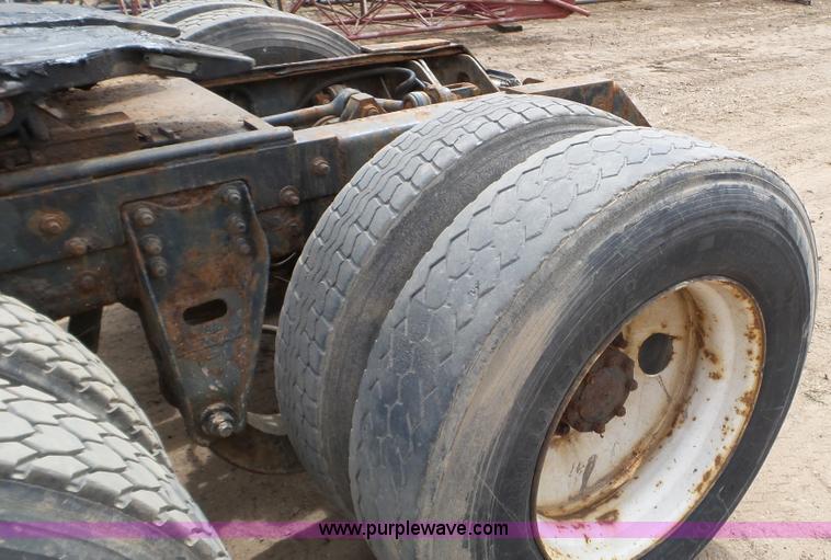 image for item K4681 1988 Mack RW613 semi truck