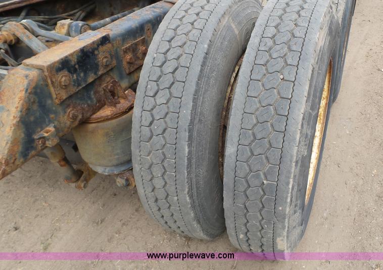 image for item K4681 1988 Mack RW613 semi truck