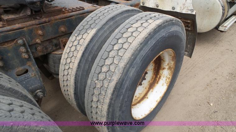 image for item K4681 1988 Mack RW613 semi truck