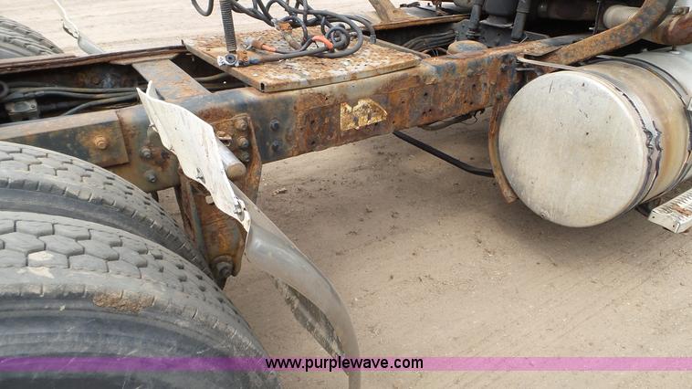 image for item K4681 1988 Mack RW613 semi truck